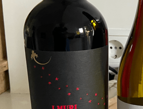 I Muri Rosso de robijnrode volle zachte fruitige wijn uit het Italiaanse zuiden, een wijn voor Primitivo liefhebbers, schroefdop